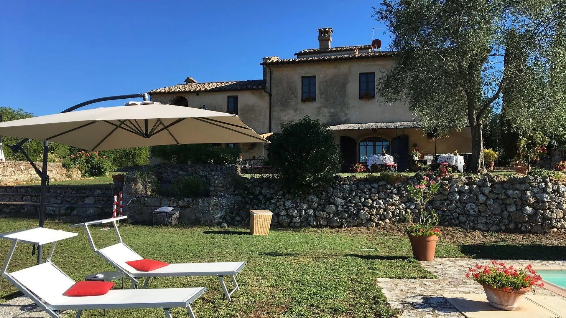La Canonica Di San Michele Monteriggioni Bed & Breakfast